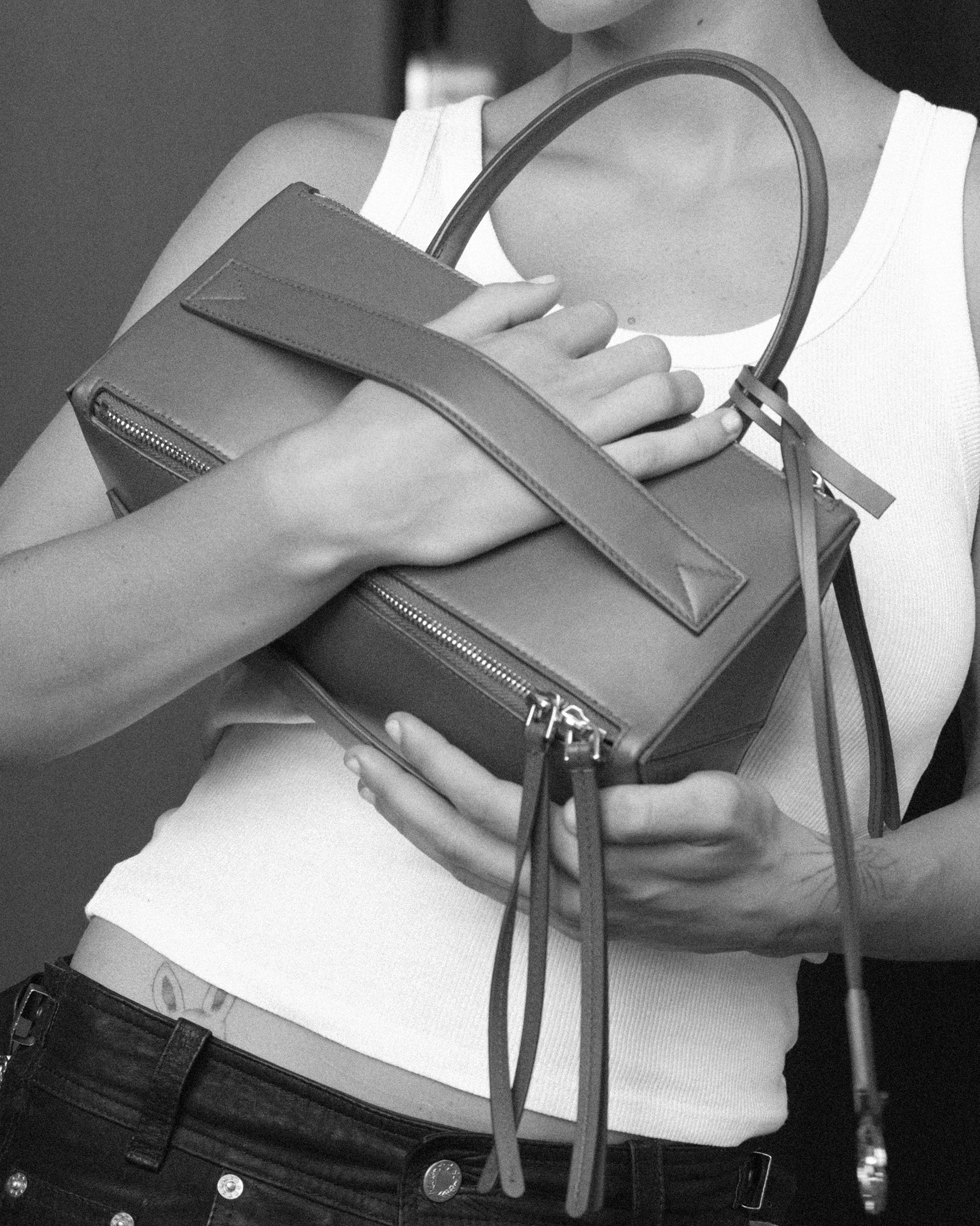 8658d6159d5eda2818cb99cf7ff07629_OMBRA_FBBP9JL02_17_219